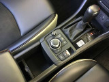 コマンダーコントロール。スイッチを探すことなく自然に手を下した位置に配置。手元を見ることなく、各種操作が行えます。