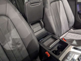 【運転席】運転席はドライバーをしっかり包み込むように設計されており、長時間のドライブも問題御座いません。また大きな傷や、汚れなどなく綺麗な状態で入庫しています。