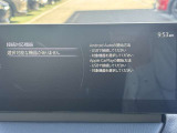 お手元のスマートフォンと接続して頂く事で使用可能な「Apple CarPlay/Android Auto」電話の応答は勿論、メッセージの受信やLINE、音楽接続からナビアプリの使用まで幅広く活躍致します。