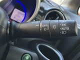 手元にまとまったレバーで、運転姿勢を保ちながら扱いやすい位置にあります。表示が確認しやすく、必要な操作を把握しやすいのもポイント。日々の運転を支える、使い勝手に配慮された装備です。