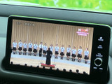 画面でテレビ映像を視聴でき、停車中の待ち時間にも活用いただけます。映像表示に加えて音量などの操作部も備わり、車内で見やすい位置に画面が配置されています。