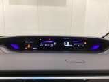 デジタル表示のスピードメーターとタコメーターを大きく配した見やすいメーター部になっています。左側のインフォメーション画面でオドメーターや燃費などの情報を確認できます。