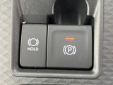 【電動パーキングブレーキ】パーキングブレーキは便利な電動式!ボタン一つで操作でき、アクセルを踏めば自動で解除されます