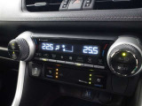 左右独立温度コントロールフルオートエアコン!運転席、助手席それぞれ独立して温度設定が可能です。ナノイーXも搭載され、室内空間は快適です。