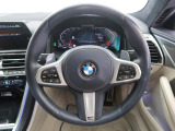 BMWのステアリングのリムは、一般的なものより少し太めにデザインされています。 これはタイヤやステアリングシャフトなどを介して伝わる路面からの入力を、しっかりと把握するためです。