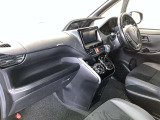 シックな色使いの運転席周りですね。すっきりとしたデザインで上品な色使いです。居心地の良い運転席、長く座ってられるリラックスできるデザインがいいですね。