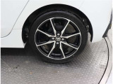 トヨタ純正アルミホイールで車のデザインに良く合っていてカッコイイですよね(^_-)-☆
