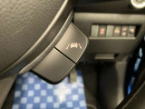 【車線逸脱抑制機能】車線の逸脱の可能性が高いとシステムが判断した場合に、ドライバーに車線逸脱防止方向へのステアリング操作を促し、車両を内側に戻すよう支援します。