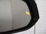 隣車線を走る車両をレーダーで検知し、ドアミラーでは確認しにくい後側方エリアに存在する車両に加え、急接近してくる車両も検知します。車両を検知するとドアミラーに搭載されたLEDインジケーターが点灯します。