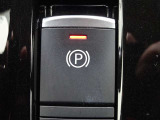 【電動パーキングブレーキスイッチ】オートホールドをONにすると、ブレーキを踏んで停車したときにペダルから足を離しても停車状態を維持!オートホールドをOFFにすることで手動解除のサイドブレーキに!
