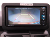 後退時に車両の後ろ側をモニター画面に表示します。車庫入れなどでバックする際に後方確認ができて便利です。車庫入れが苦手な人もこれで安心。