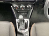 オートマチックトランスミッションにはSKYACTIV-DRIVE 6AT が採用されています。ブリッピング制御を採用しているから、MAZDA2ならではの運転がたのしめるんですね。