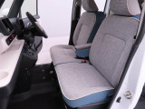 厚みがあって、座り心地のいいソファのようなシート。運転席も助手席もリラックスしてゆったりと座れます。