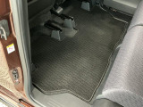 しっかりと汚れ、砂ぼこりを落とし足元まで清潔な車内空間を作り上げております♪