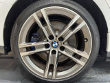 BMWならではの卓越した走りを支えるホイールと足回りです!日本車の走りに慣れている方にもぜひ体感して頂きたいほど、高いレベルでまとまっています!