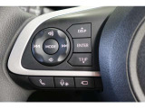 運転中に手を離さなくてもハンズフリー電話や音声認識、オーディオ操作やマルチインフォメーションディスプレイ内の表示切替えが出来るスイッチ付。走行中に視線を逸らさず出来る手元操作は安全運転につながります。