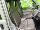 前席は身体を預けやすい形状で、運転席からの視界も広く、周囲を確認しやすい室内です。落ち着いた色合いでまとまり、毎日の移動も心地よく過ごせる空間です。