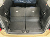 【ラゲージフロア】お客様に気持ち良く乗っていただけるよう、工具を使わず取り外せる部品は全て取り外し清掃しております。シート可動の場合は、シートを動かし裏側まで清掃を行っております。