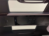 車内が明るくなるムーンルーフも装備です。