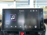 Bluetoothの音楽再生画面は、再生や曲送りなどのアイコンがまとまり、選曲時も内容を確認しやすい表示です。普段の音楽再生を手軽に楽しみたい方に便利な装備です。