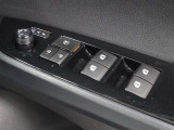運転席からも操作可能な全席パワーウィンドウが装備されています。
