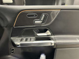 メモリー付き電動シートも装備されておりますのでシート位置を3パターン記憶できます。