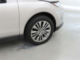 装着タイヤサイズは、225/55R19です。純正アルミホイールを装着しております。