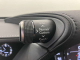 ドライブモードセレクトスイッチ。(エコモード&hArr;ノーマルモード&hArr;スポーツモードの切り替えスイッチ)その日の気分で、走行モードを選べますね。