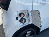 車を降りてさっと充電できるよう、車両右側に充電ポート設計。