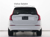 XC90は、使い方の幅を広げる7シーター仕様。洗練された佇まいの中に、高い実用性を秘めています。室内に足を踏み入れば、そこはまさに北欧のリビングルーム。落ち着きある明るい雰囲気をご堪能ください。
