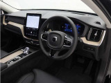 インストルメントパネルは僅かに運転席側へと傾けられているほか、余計なスイッチ類を可能な限り排し、運転に集中しやすい環境を造り出しています。