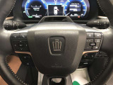 《ドライバー異常時対応システム》ドライバーモニターカメラで運転者を検知。一定の条件下でドライバーの異常を検知した場合、音と表示と緩減速による警告で操作を促します。機能の詳細は展示店舗まで
