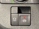 指先だけで簡単に操作が可能な電動パーキングブレーキを採用。「HOLD」スイッチを押すと、渋滞や信号待ちなどでブレーキペダルから足を離しても、ブレーキを保持するので安心です
