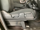 【前席】運転席にはシート高を調整できるハイトアジャスターが装備され、幅広いシートポジションの設定が可能になっております♪