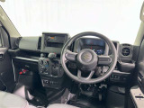 運転席まわりです。 各操作スイッチは使いやすい位置に配置されてます。