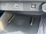 置くだけ充電機能やUSBポートなど便利な機能が盛りだくさん。