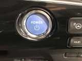 エンジンスタートボタンです。キーが車内にあれば、エンジンの始動・停止はブレーキを踏んでスイッチを押すだけ!キーを取り出す手間を省き、ワンプッシュでエンジンを操作するので簡単でスムーズです。