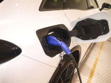専用の充電コードを家庭用コンセントと車につなぐだけで充電スタート!(ご自宅の配線工事が必要な場合があります)
