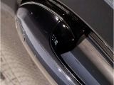 【デザインとの融合】BMWデザイナーが創り出したボディデザインを損なう事のない様に配置とデザインに拘っています。ドアノブについてもBMWの拘りに妥協はありません。