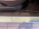 よく靴で傷がつきやすいドアサイドもきれいな状態です。実車をご確認ください。当店にて内外装クリーニングを実施。清潔感のある状態で展示しております。