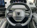 楕円形の小径ステアリングホイールは操作性も良く、駐車時の切り返しでも動きが少なくなります