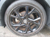 ブラックのホイールがかっこいいです!タイヤサイズは225/50R18です!