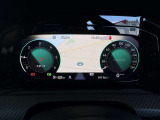 【Digital Cockpit Pro】基本の速度計とタコメーターの表示に加え、中央にドライビングデータやマップなどを少ない視線移動で視認できます。