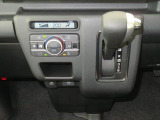 オートエアコンで暑い夏も寒い冬も快適な車内で運転出来ます。