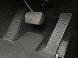 長距離運転でも疲れにくく設計されたペダル配置