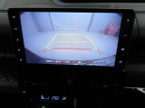 後退時に車両の後ろ側をモニター画面に表示します。車庫入れなどでバックする際に後方確認ができて便利です。車庫入れが苦手な人もこれで安心。