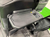 飲み物や食べ物を気軽に置ける格納式シートバックテーブルを、運転席と助手席の背もたれにご用意。車内の休憩も快適です!