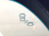 【ブラインドスポットインフォメーション】走行中、ドアミラーの死角になりやすい箇所に後続車が接近するとサイドミラー付近に警告を表示、ドライバーに注意喚起をしてくれます。