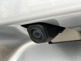お客様に気持ち良く乗っていただけるよう、工具を使わず取り外せる部品は全て取り外し清掃しております。シート可動の場合は、シートを動かし裏側まで清掃を行っております。