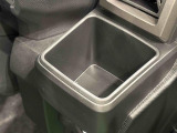 運転席埋め込み式カップホルダー(太ボトル600mm収納可能)